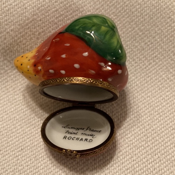 Rochard Limoges Porcelain Strawberry Box - Picture 5 of 5